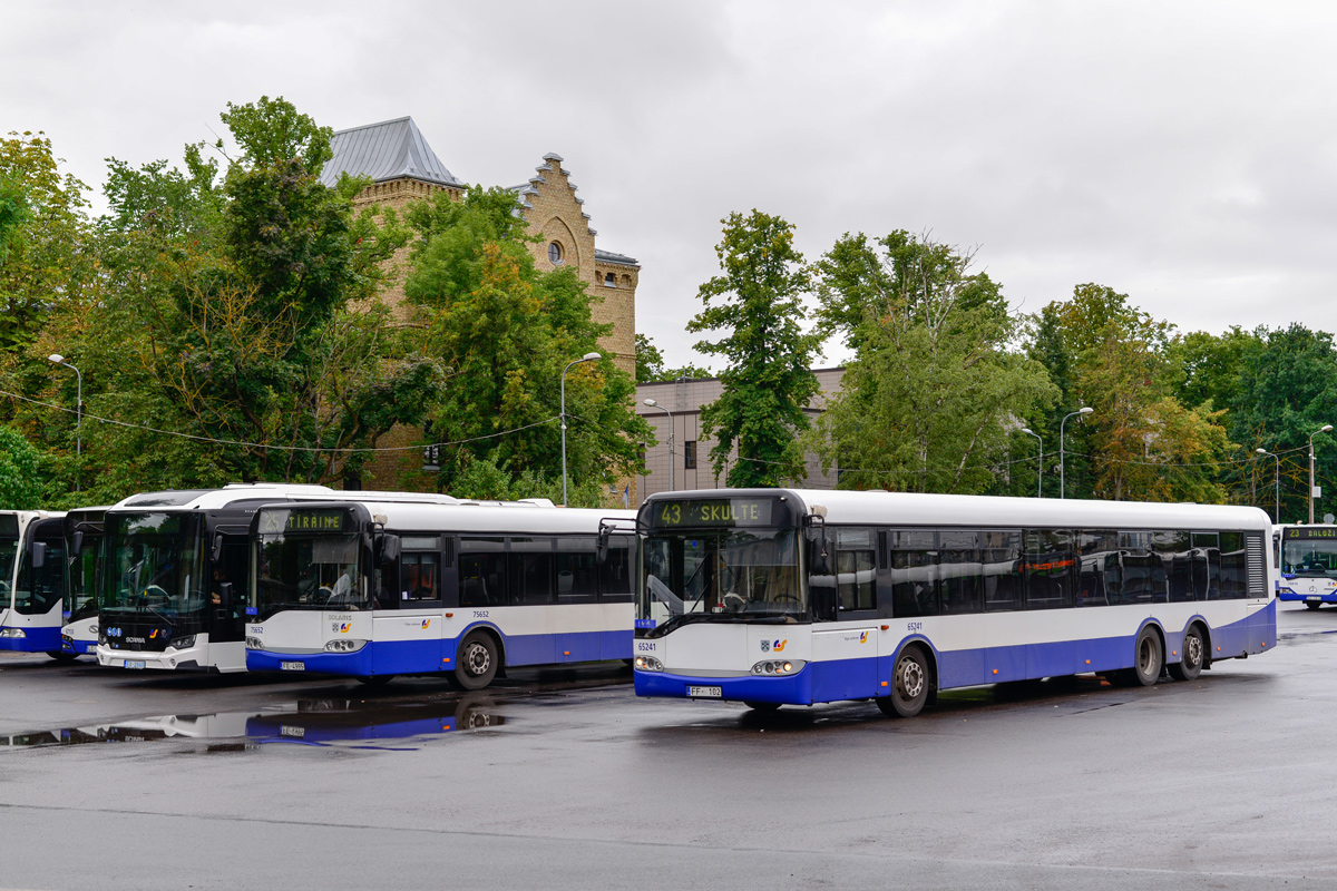 Riga, Solaris Urbino II 15 č. 65241; Riga, Scania Citywide LF II 12M BEV č. 77991
