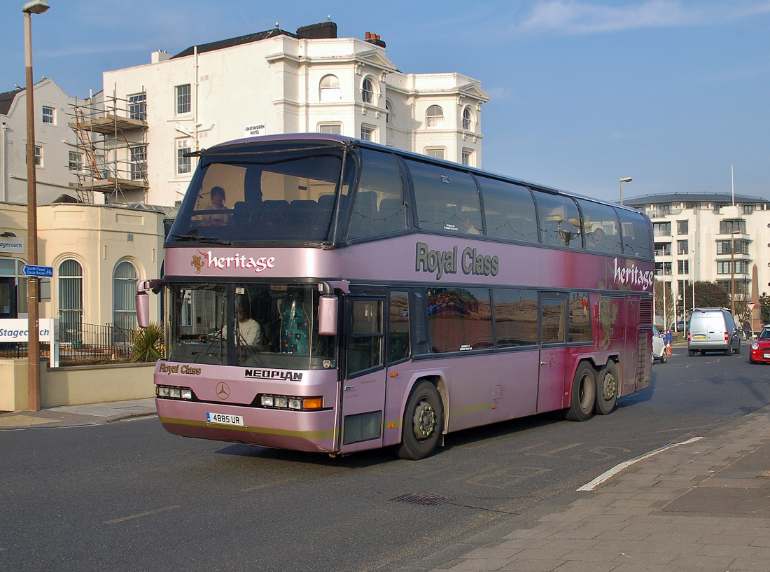 Crawley, Neoplan N122/3 Skyliner # 4885 UR