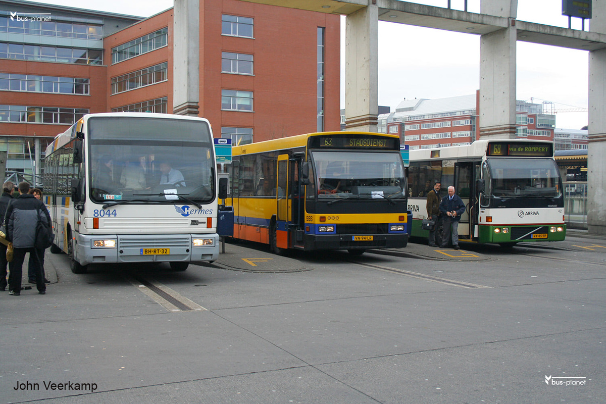 Eindhoven, Den Oudsten Alliance Intercity B95 č. 8044; Breda, Den Oudsten B88 č. 593
