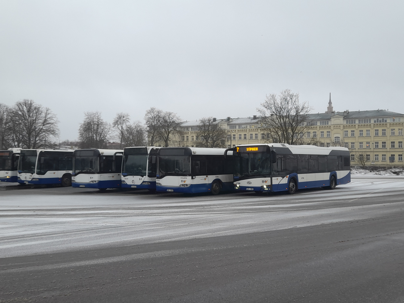 Riga, Mercedes-Benz O530 Citaro L č. 73618; Riga, Solaris Urbino II 15 č. 75761; Riga, Solaris Urbino IV 12 č. 67188