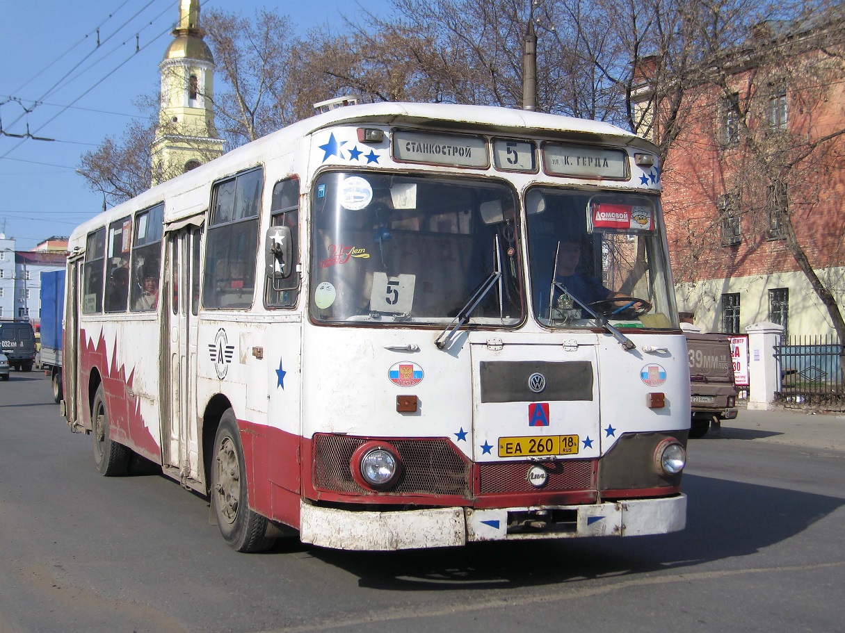 Izhevsk, LiAZ-677М č. ЕА 260 18