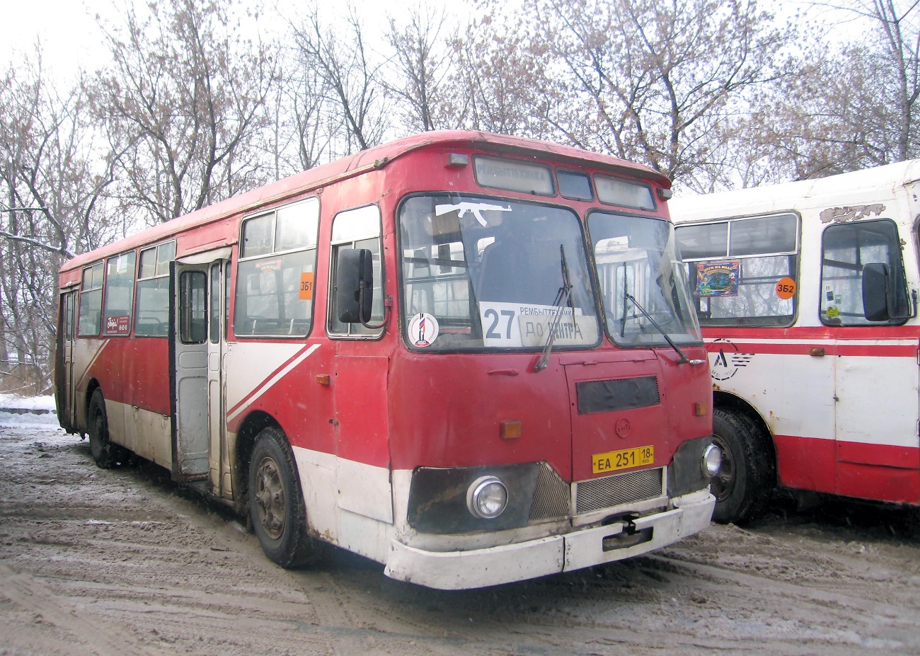 Izhevsk, LiAZ-677М č. ЕА 251 18