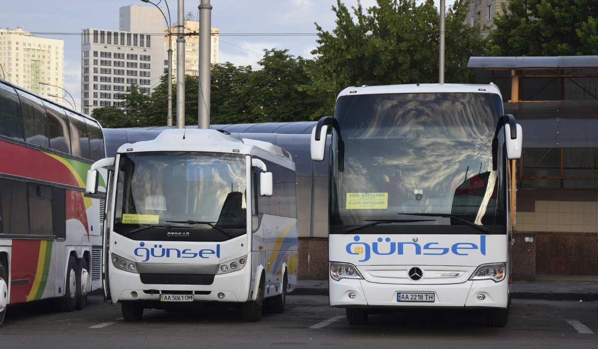 Kiew, Otokar Sultan 140S Nr. АА 5061 ОМ; Kiew, Mercedes-Benz Travego II 15SHD Facelift (Türk) Nr. АА 2218 ТН