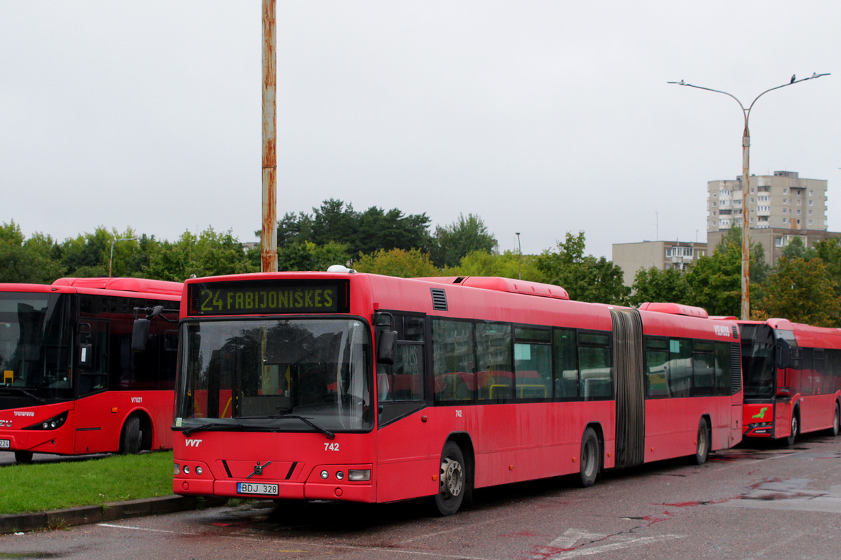 Vilnius, Volvo 7700A # 742