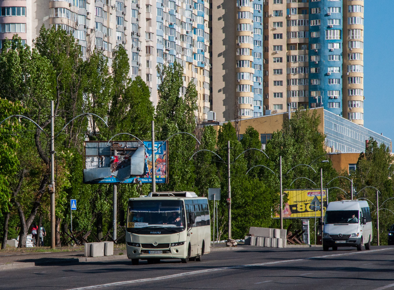 Kyiv, Ataman A092H6 č. АА 6972 РА; Ivankiv, Mercedes-Benz Sprinter 313CDI č. АІ 5621 ЕВ