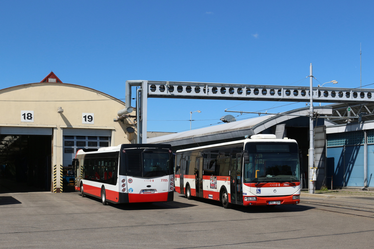 Brno, SOR NS 12 nr. 7705; Brno, Irisbus Crossway LE 12M nr. 7809