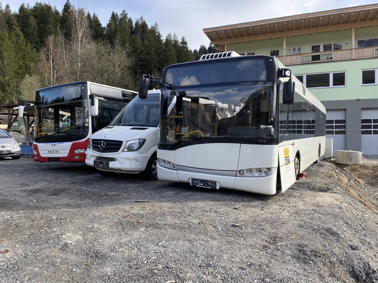 Kufstein, Solaris Urbino III 12 # KU-570 GF; Kufstein, Mercedes-Benz Sprinter City 77 # KU-810 YR; Kufstein, MAN A21 Lion's City NL323 # KU-570 GF