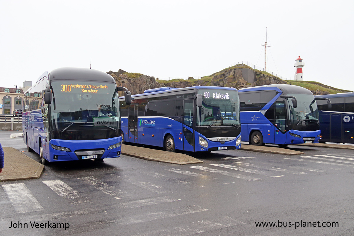 Tórshavn, Neoplan N2216SHD Tourliner SHD # RB 962; Tórshavn, IVECO Evadys 12M # TE 863
