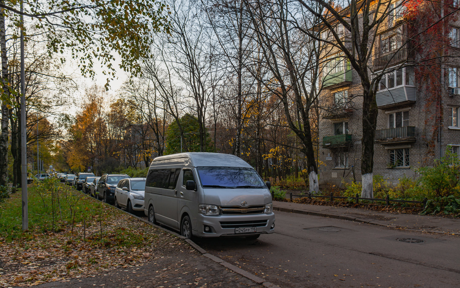 Saint Petersburg, Toyota HiAce H200 No. М 245 РР 198