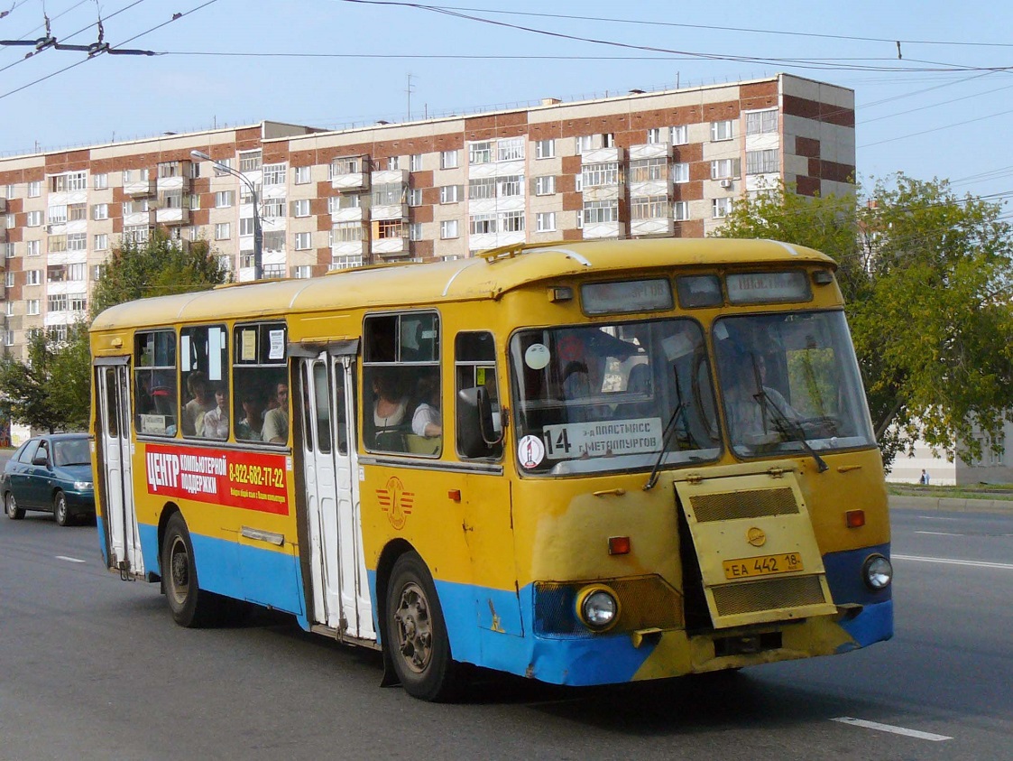 Izhevsk, LiAZ-677М nr. ЕА 442 18