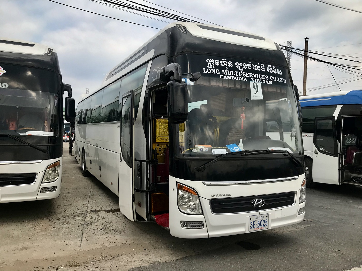 Phnom Penh, Hyundai Universe Express Noble # 3E-5025