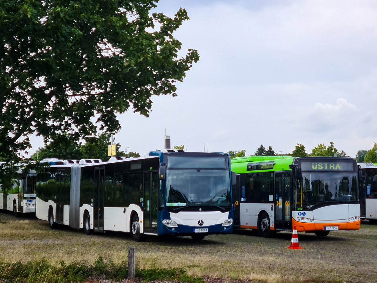 Hannover, Mercedes-Benz Citaro C2 G Hybrid No. 8861; Hannover, Solaris Urbino III 18 No. 8252