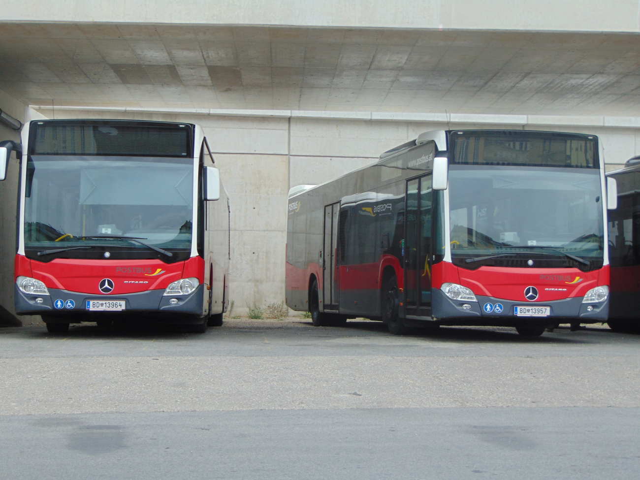 Mödling, Mercedes-Benz Citaro C2 č. 13964; Mödling, Mercedes-Benz Citaro C2 č. 13957