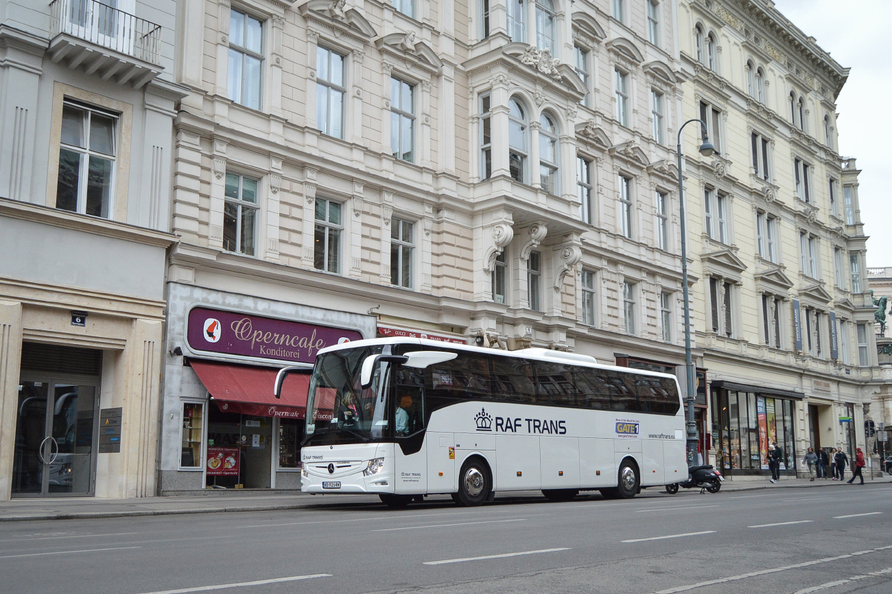 Warsaw, Mercedes-Benz Tourismo 15RHD-II č. WB 9264W