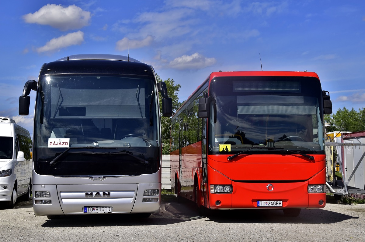 Topoľčany, MAN R08 Lion's Coach L RHC484 nr. TO-815FD; Topoľčany, Irisbus Crossway 12M nr. TO-246FH