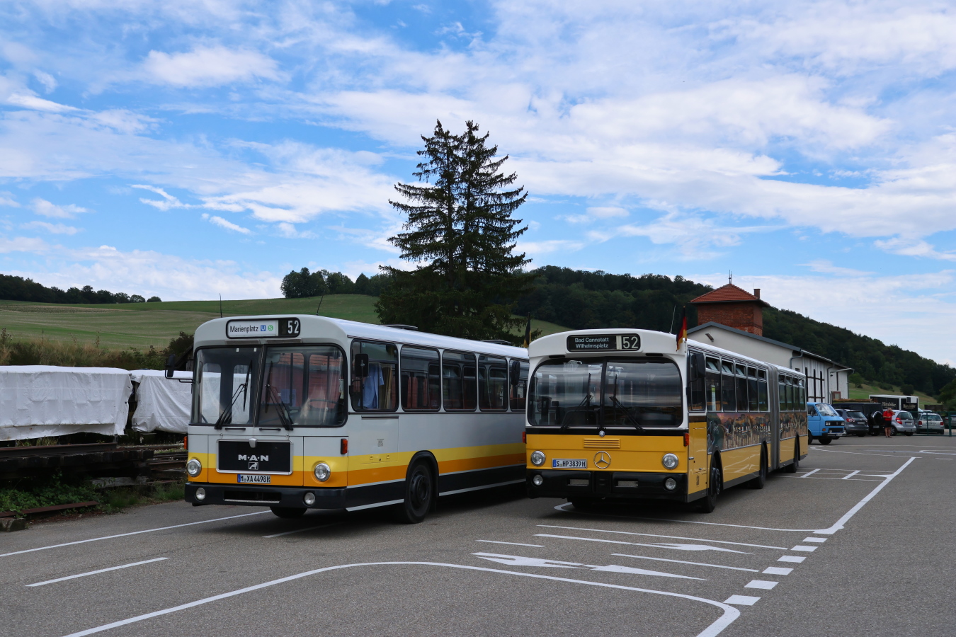 Stuttgart, Mercedes-Benz O305G # 7453; Monachium, MAN SG240H # Promotionbus; Aalen — Bahnhofshocketse Neresheim 2023