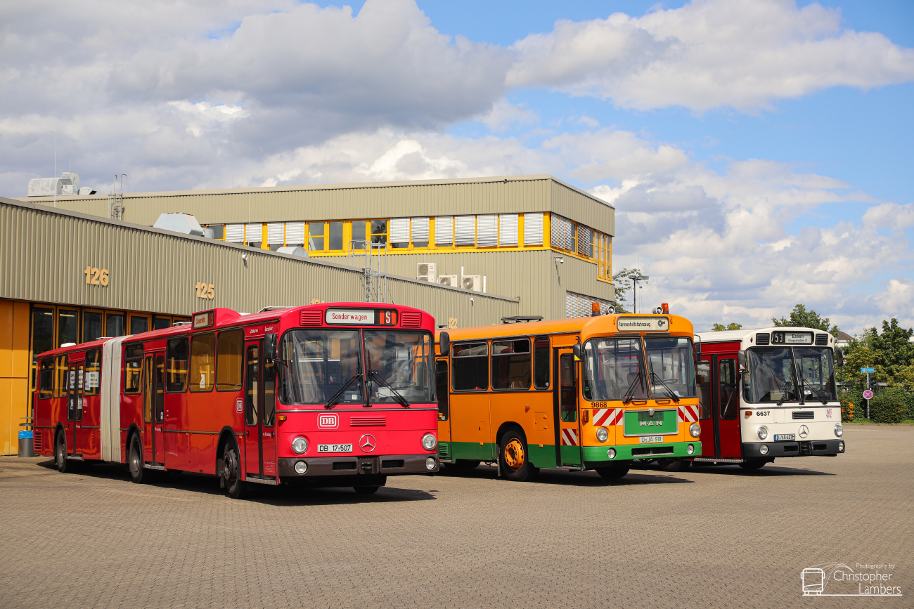 Krefeld, Mercedes-Benz O305G č. KR-O 305H; Düsseldorf, Göppel (MAN 187 SG192) č. 9868; Düsseldorf, Mercedes-Benz O305 č. 6637
