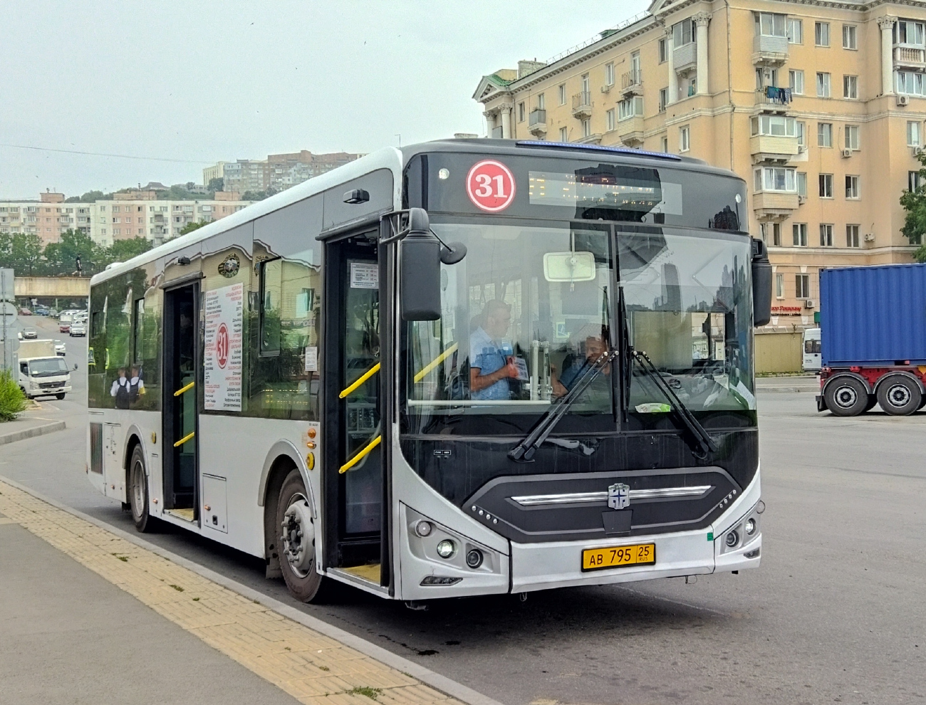 Vladivostok, Zhong Tong LCK6105HG №: АВ 795 25