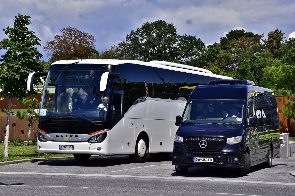 Oberwart, Mercedes-Benz Sprinter č. OW-363 ED; Xanthi, Setra S515HD č. XZB-6411