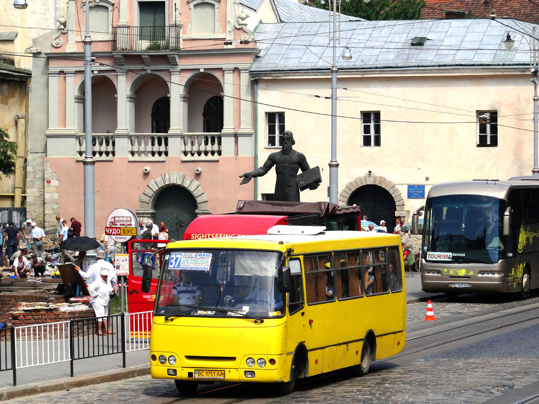 Lviv, Bogdan А09202 č. ВС 1751 АА; Lviv, Neoplan N316SHD Euroliner č. ВС 4449 АН