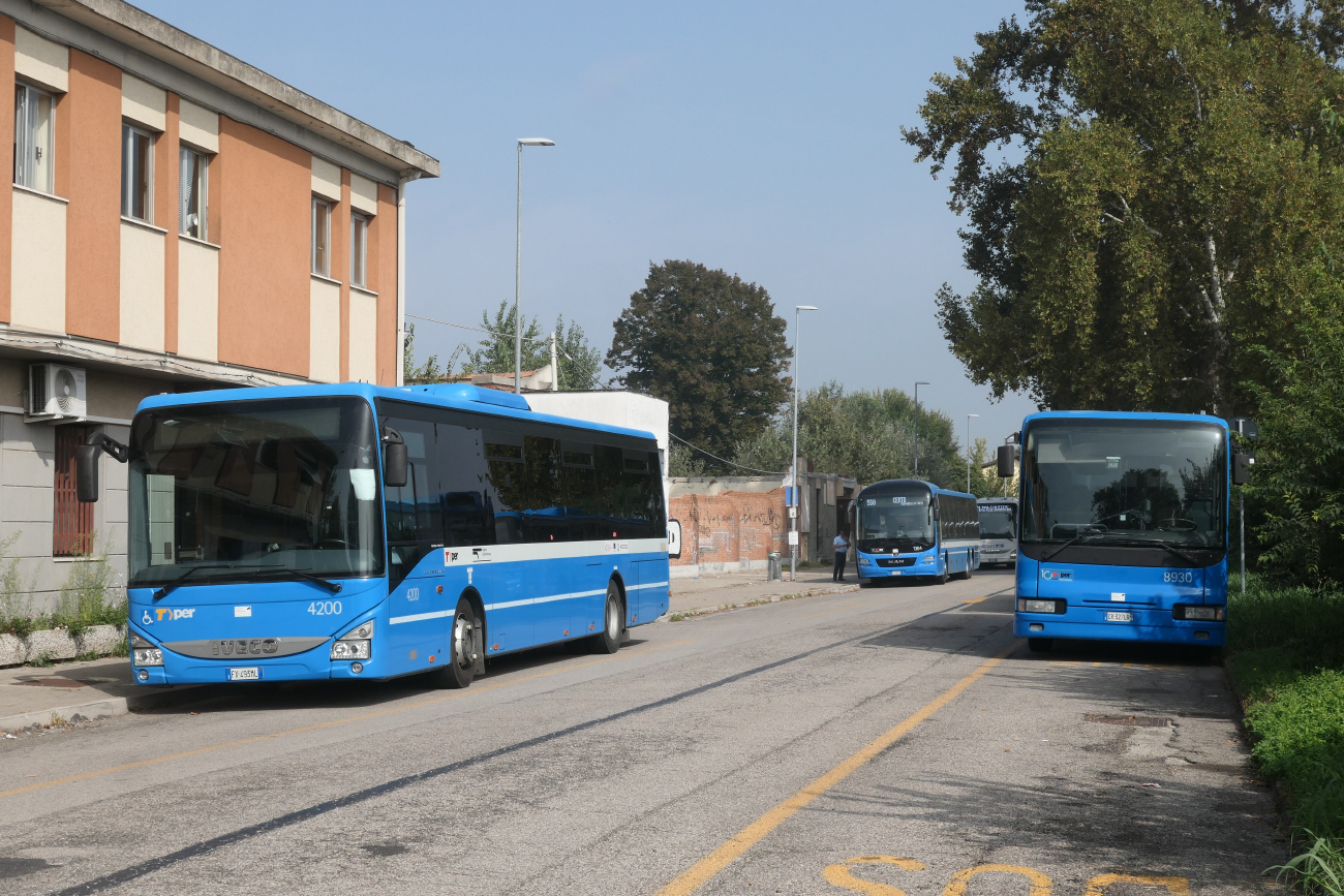 Bologna, IVECO Crossway LE Line 12M č. 4200; Bologna, Irisbus MyWay 399E.12.35 č. 930