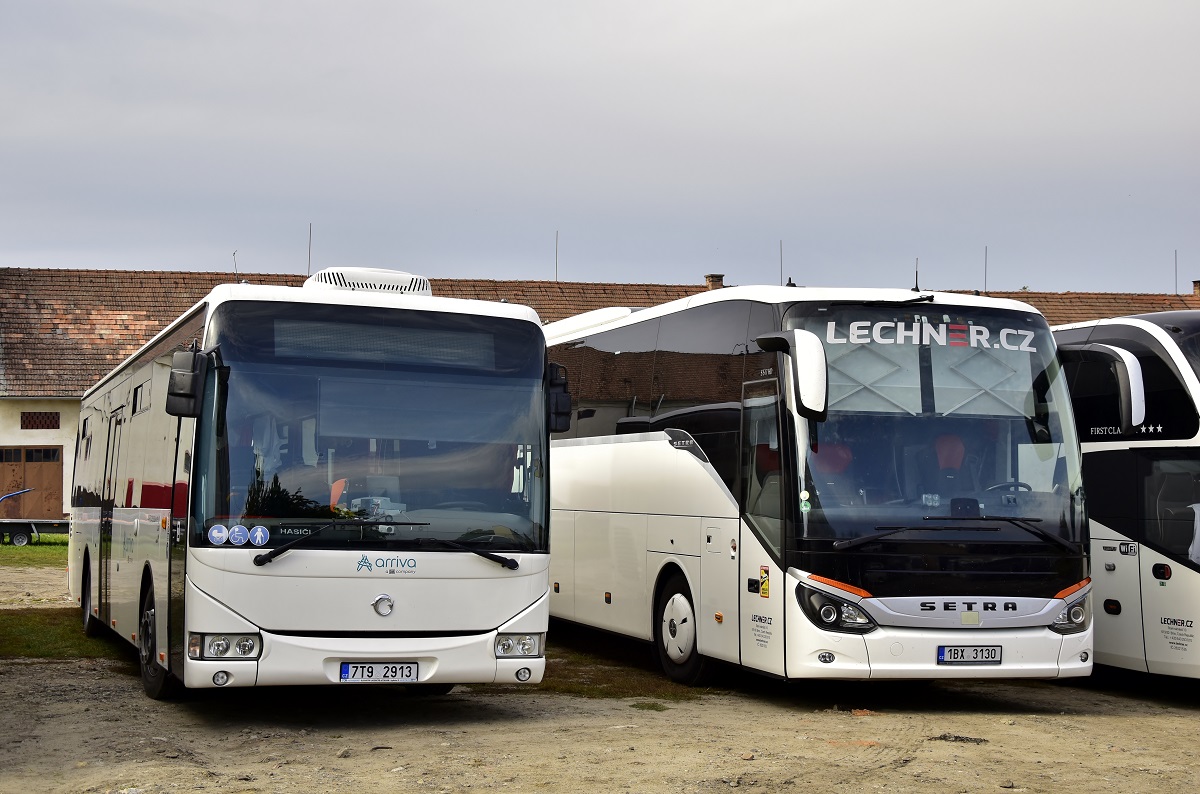 Brno, Setra S517HD č. 1BX 3130; Zlín, Irisbus Crossway LE 12M č. 93061