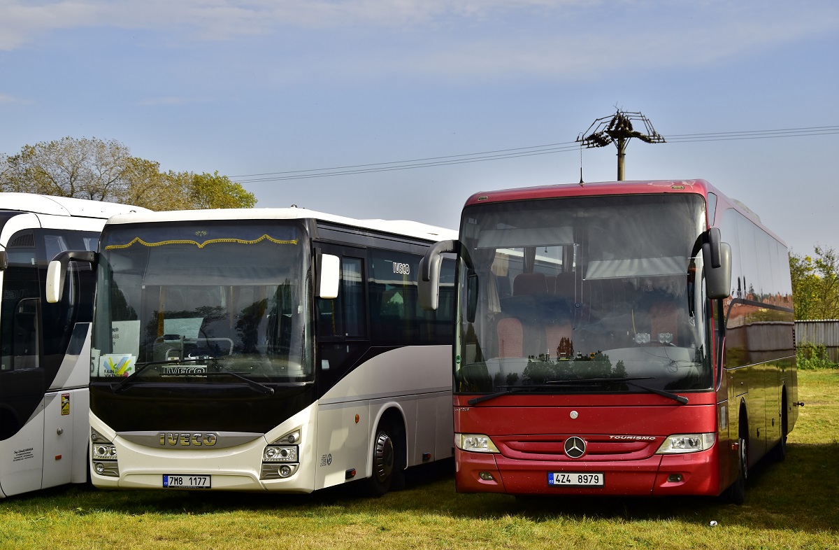 Zlín, Mercedes-Benz Tourismo 15RHD-II č. 4Z4 8979; Olomouc, Irisbus Arway 12.8M č. 7M8 1177