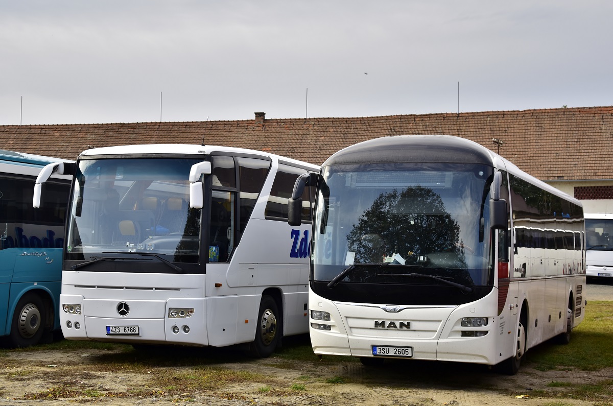 Vsetín, Mercedes-Benz O350-15RHD Tourismo I # 4Z3 6788; Vyškov, MAN R12 Lion's Regio ÜL364 # 3SU 2605