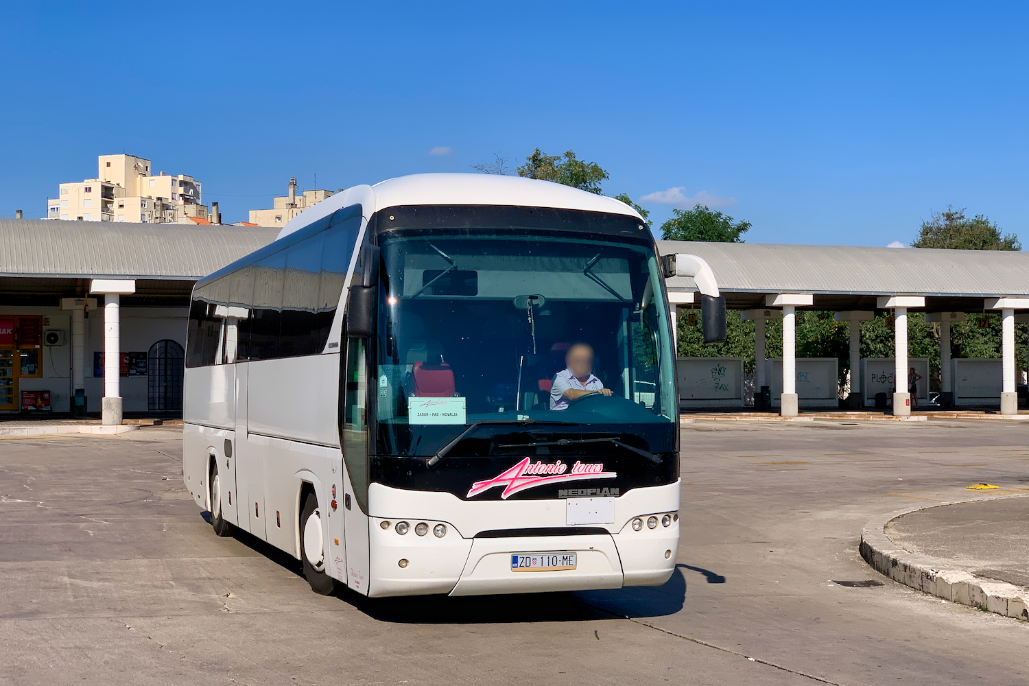 Zadar, Neoplan N2216SHD Tourliner SHD č. ZD 110-ME