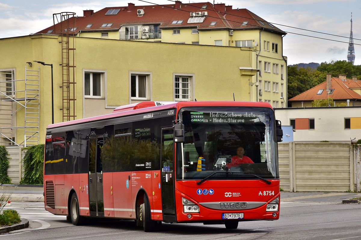 Bratislava, IVECO Crossway LE Line 12M č. 8754