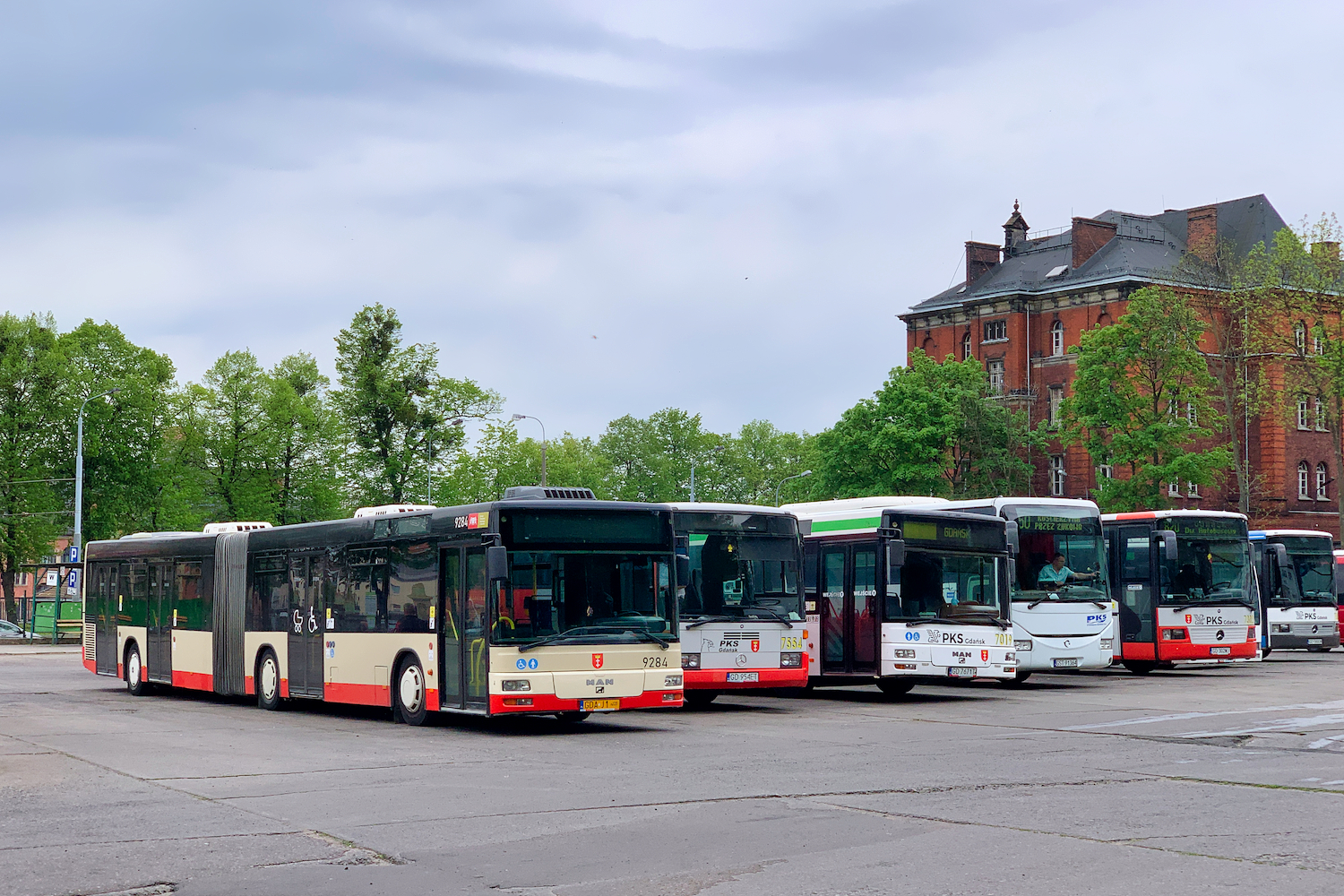 Pruszcz Gdański, MAN A23 NG313 č. 7284; Gdańsk, Mercedes-Benz O408 č. 7554; Gdańsk, MAN A21 NL263 č. 7019; Starogard Gdański, Irisbus Crossway 12M č. GST 91364