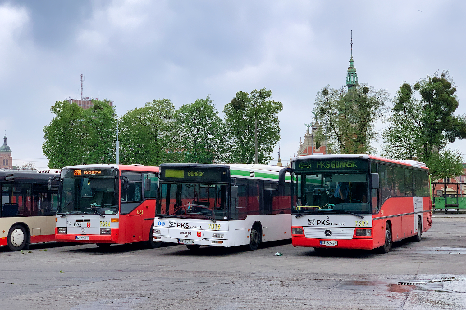 Gdańsk, Mercedes-Benz O408 č. 7554; Gdańsk, MAN A21 NL263 č. 7019; Gdańsk, Mercedes-Benz O550 Integro č. 7597