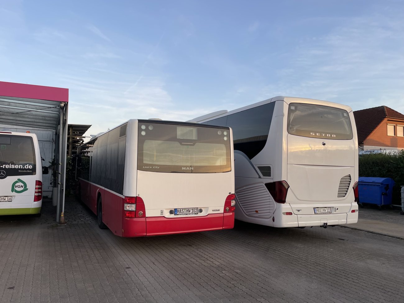 Haßfurt, Setra S515HD # 374204088; Haßfurt, MAN A21 Lion's City NL323 # HAS-HW 102