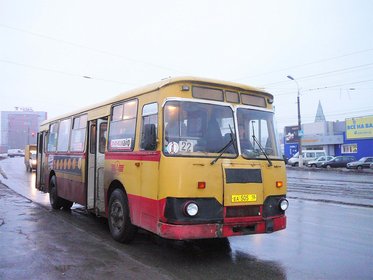 Izhevsk, LiAZ-677М č. ЕА 505 18