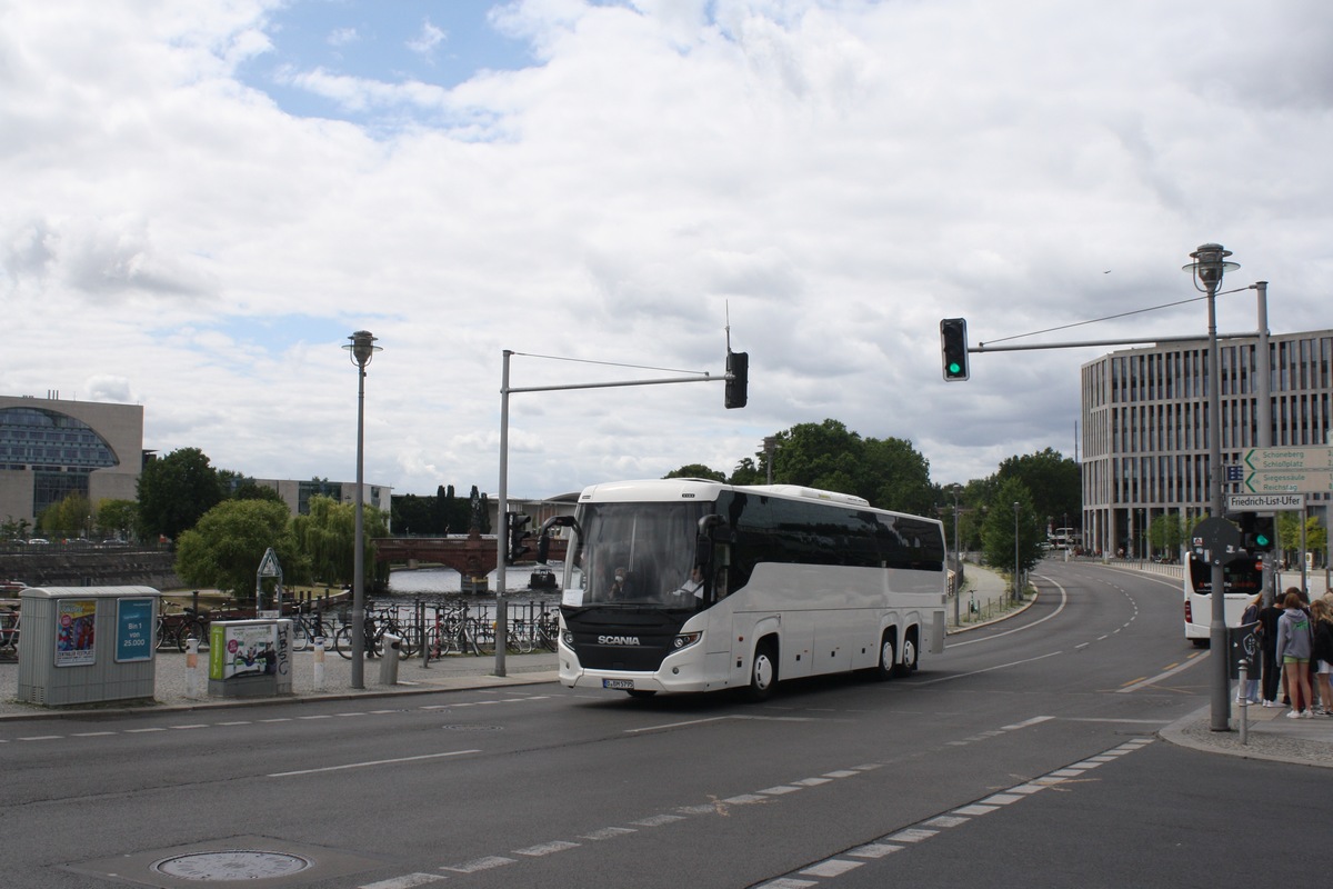 Berlin, Scania Touring HD 13,7 č. B-BM 5795