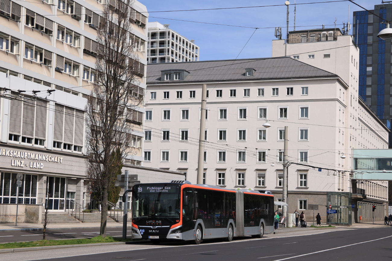 Linz, MAN 18C Lion's City NG360 EfficientHybrid Nr. 121