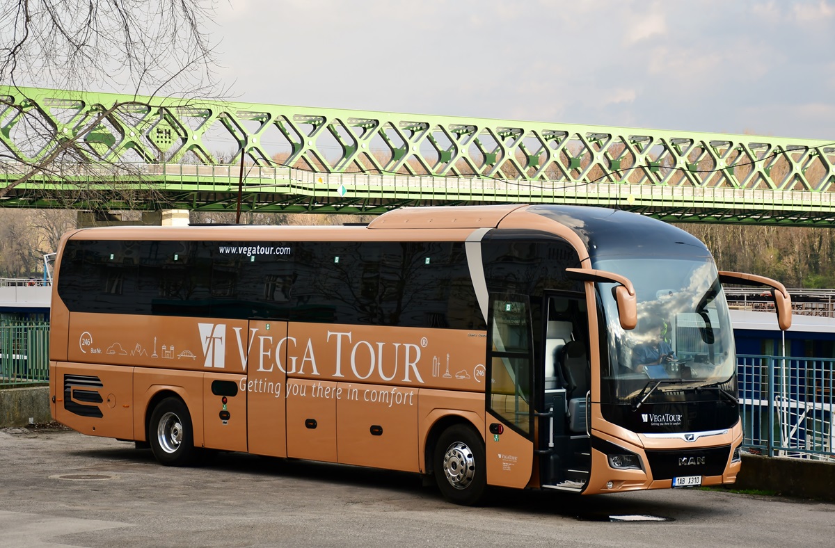 Prague, MAN R07 Lion's Coach RHC484 # 1AB X310