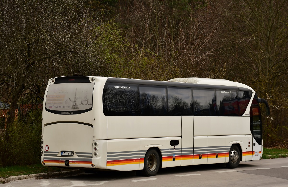 Bánovce nad Bebravou, Neoplan N2216SHD Tourliner SHD # BN-121AT
