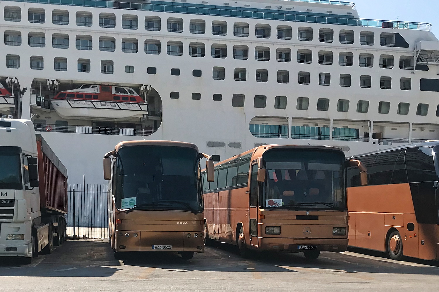 Patras, Mercedes-Benz O303 # AZH-5535; Patras, Bova Futura # AZZ-9522