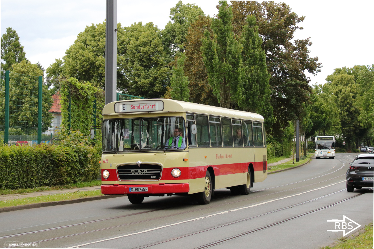 Düsseldorf, MAN 750 HO-M11A # 8921