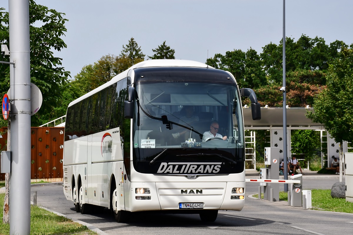 Trenčín, MAN R09 Lion's Coach C RHC444 # TN-404HG