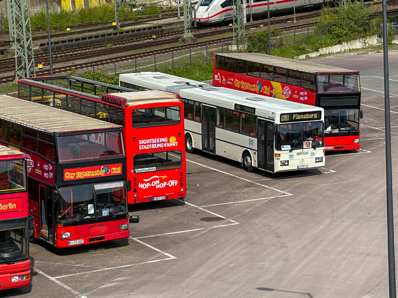 Kiel, MAN 592 SD202 # KI-CS 3881; Kiel, MAN 196 SD200 # KI-CS 3238; Fürth, Mercedes-Benz O405G # FÜ-PH 740; Kiel, MAN 592 SD202 # KI-CS 3888