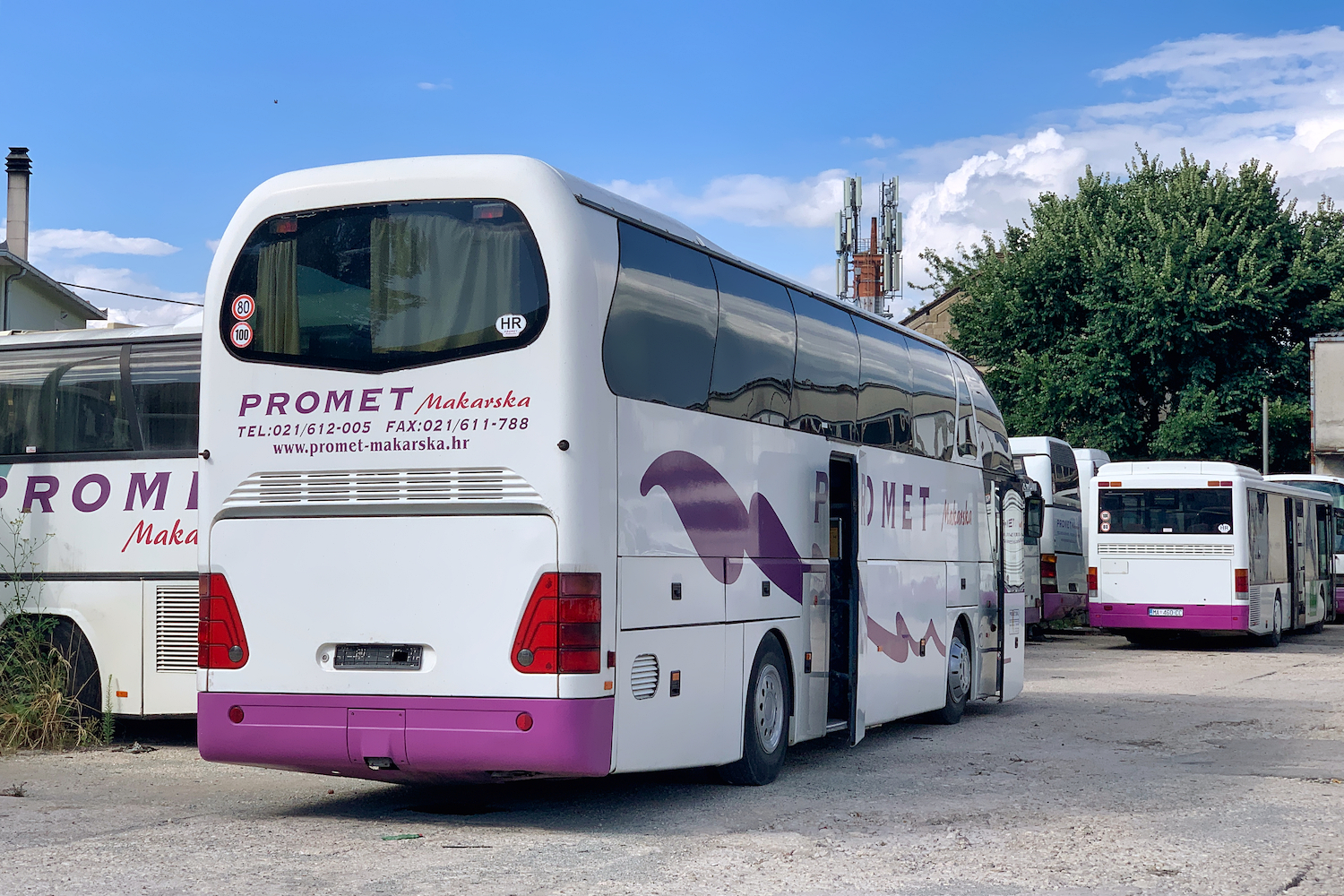 Split, Neoplan N516SHDH Starliner # MA 381-AM; Split, Setra S315NF # MA 460-CC