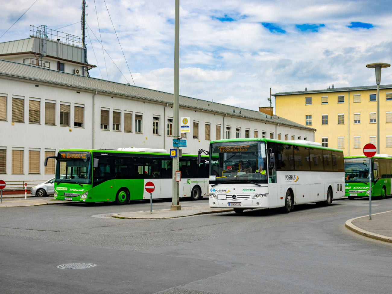 Graz, Mercedes-Benz Intouro II # 14368; Graz, IVECO Crossway LE 13M # 4986