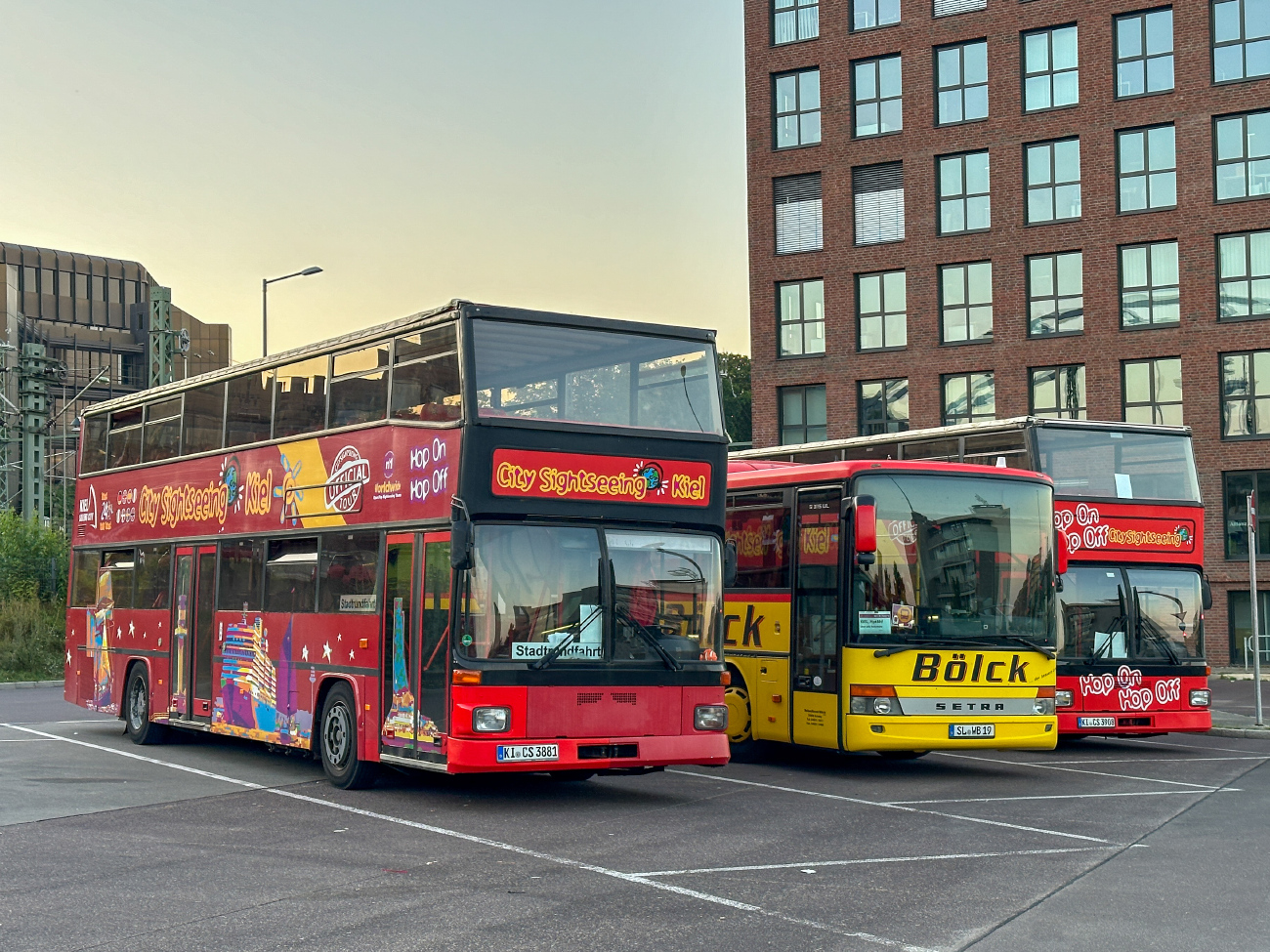 Kiel, MAN 592 SD202 # KI-CS 3881; Schleswig, Setra S315UL # SL-WB 19; Kiel, MAN 592 SD202 # KI-CS 3908