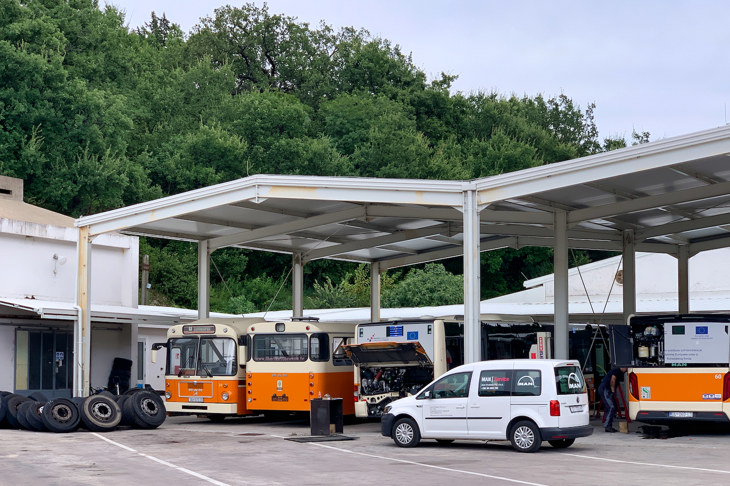 Dubrovnik, Avtomontaža MAN SU220 # 24; Dubrovnik, Avtomontaža MAN SU220 # 18; Dubrovnik, MAN 12C Lion's City NL360 # 60; Dubrovnik — Miscellaneous photos