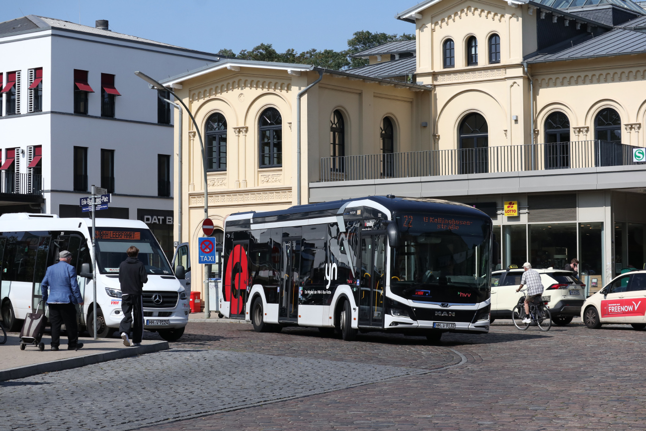 Hamburg, MAN 12E Lion's City NL367 # 2132