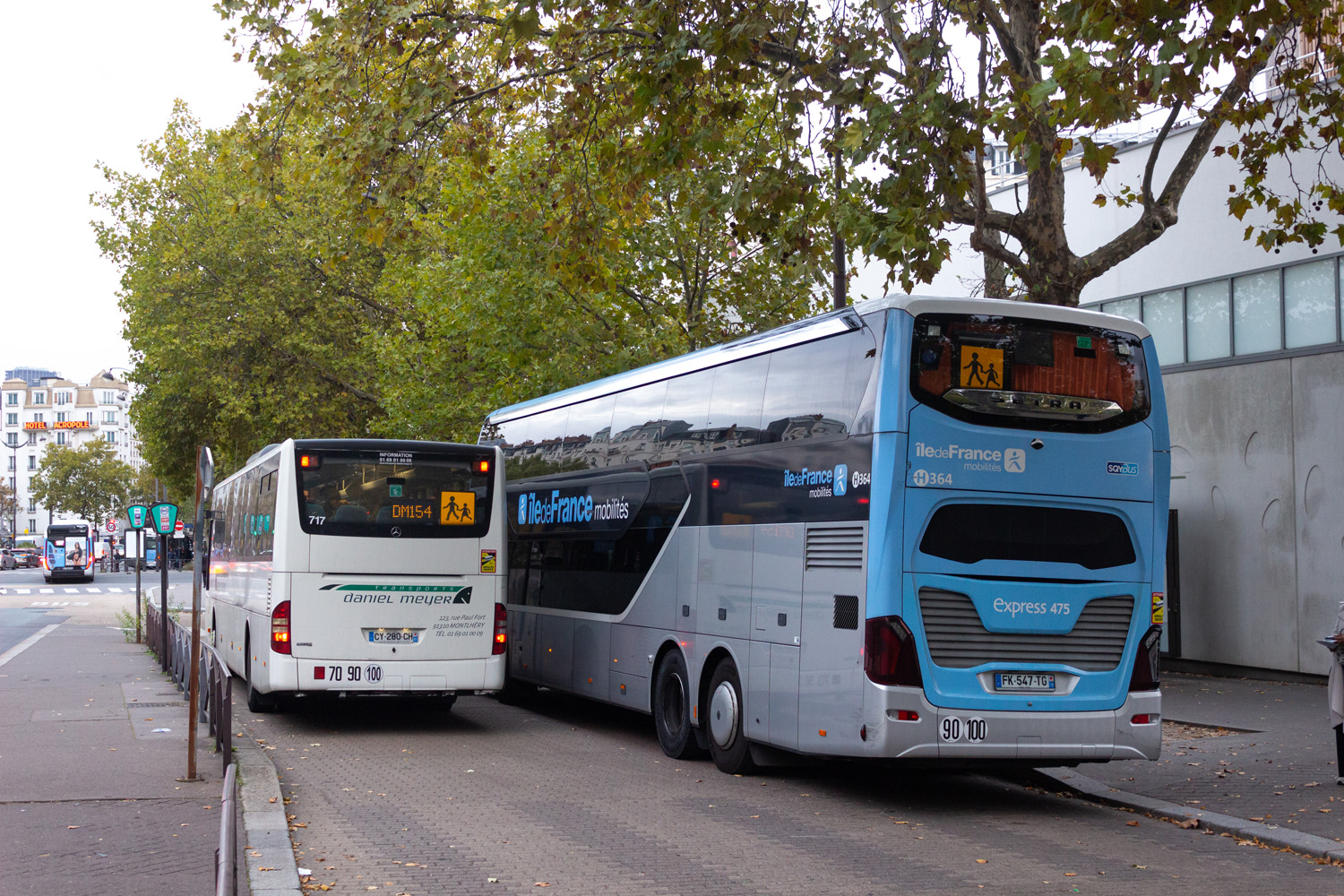 Évry, Mercedes-Benz Intouro II EL # 717; Paris, Setra S531DT # H364