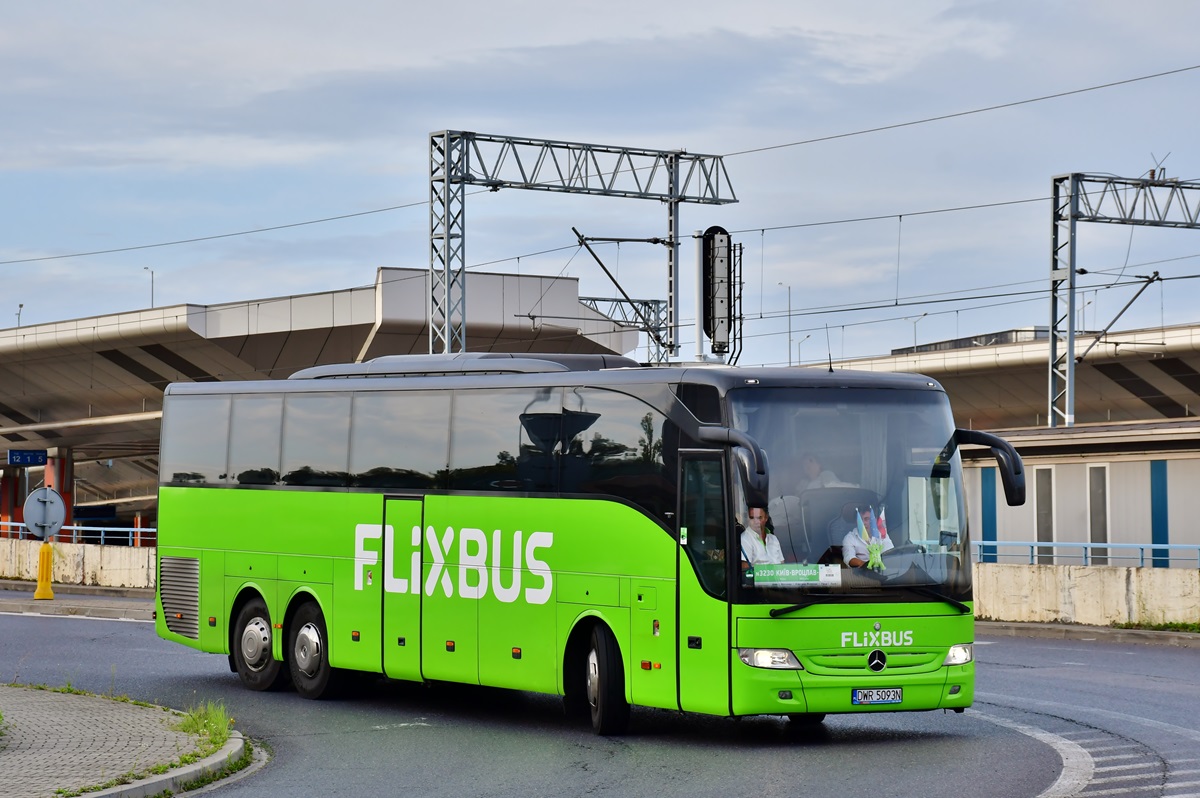 Wałbrzych, Mercedes-Benz Tourismo II 16RHD M/3 # DWR 5093N