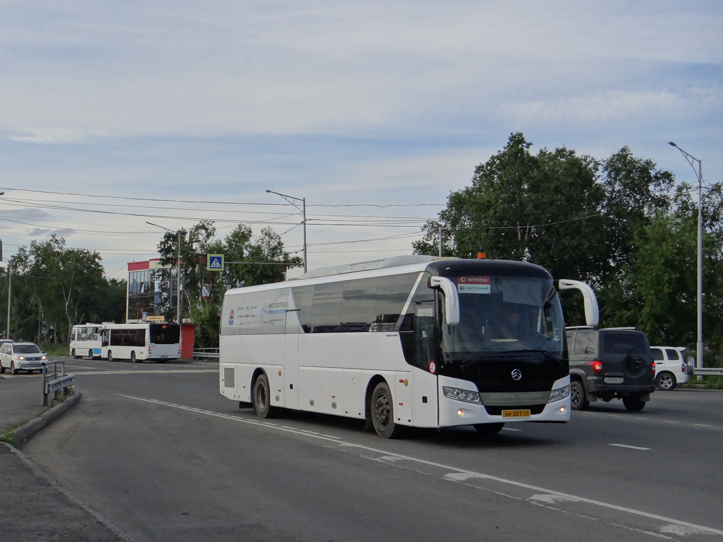 Yelizovo, Golden Dragon XML6127JR Snow Leopard # АМ 001 41; Petropavlovsk-Kamchatskiy, MAZ-206.086 # 3167